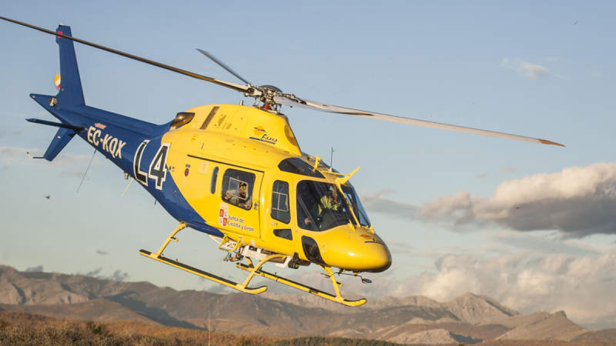 Un helicóptero se ha acercado a trabajar en la zona. F. OTERO PERANDONES
