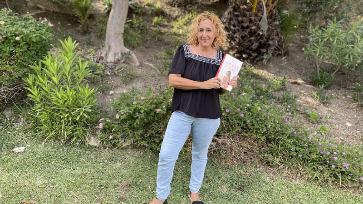 Lola Cabrillano con un ejemplar de su último libro, ‘La maestra gitana’. EFE