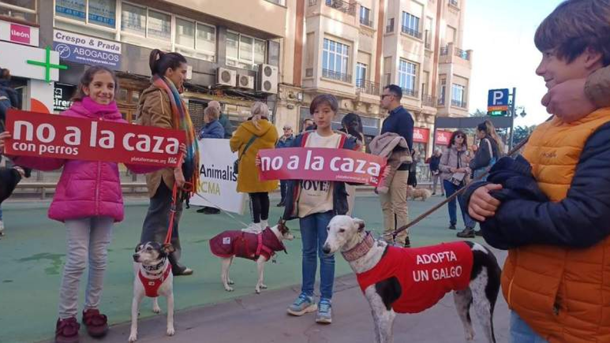 Niños y niñas se sumaron con pancartas y perros a la manifestación contra la caza. SACRIFICIO CERO