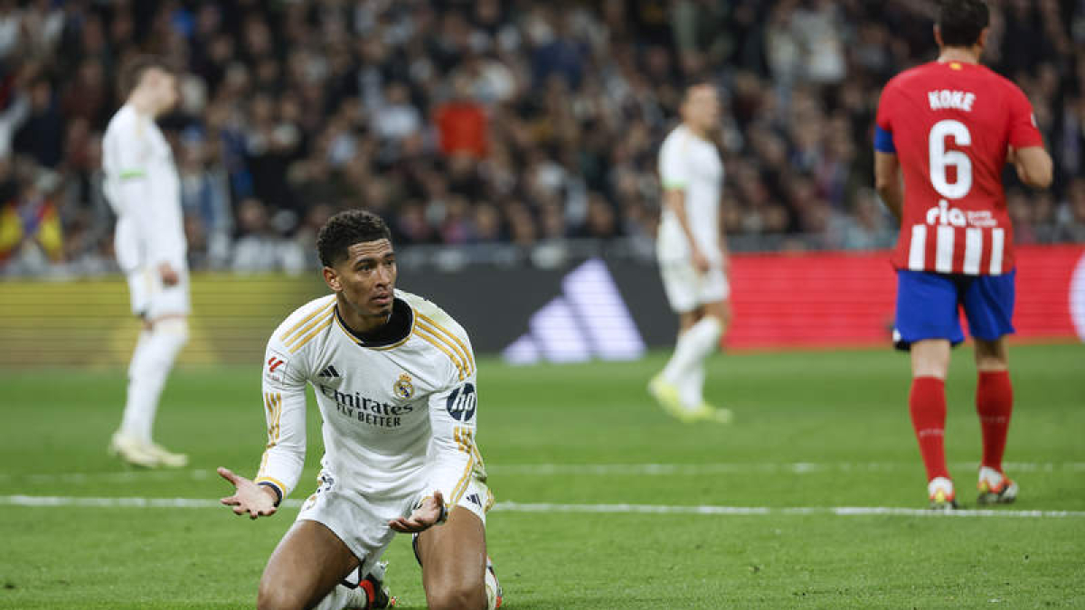 El Madrid reclamó dos penaltis, uno sobre Bellingham, pero el colegiado no señaló ninguno y en el añadido del encuentro el Atlético de Madrid empató el derbi. JUANJO MARTÍN