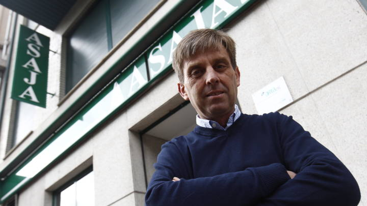 Arsenio García frente a la sede de Asaja en León.