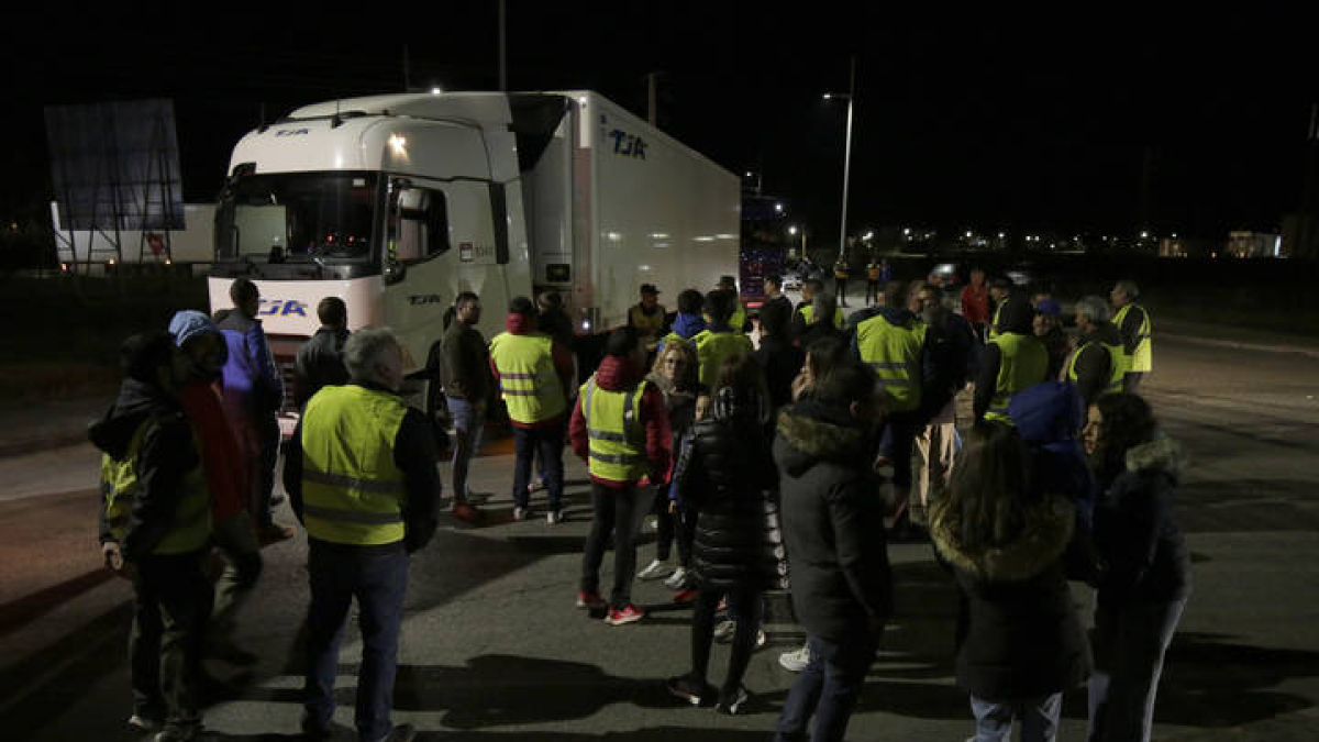 Agricultores cortan el paso a camiones en el polígono industrial de Villadangos.