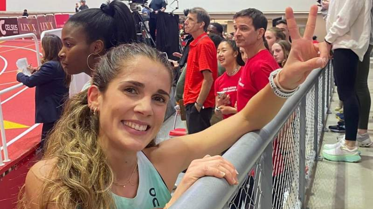 Marta García celebra su doble éxito en la carrera de Boston. RFEA