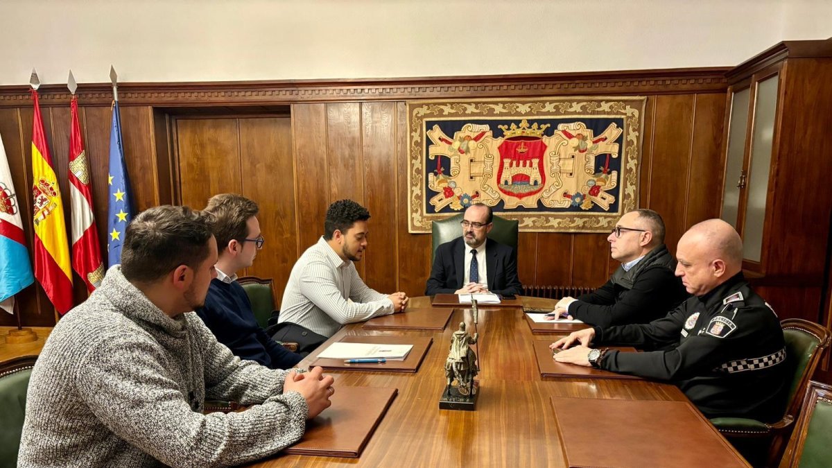 En el centro, Batista y Morala, durante la reunión en el Ayuntamiento de Ponferrada.