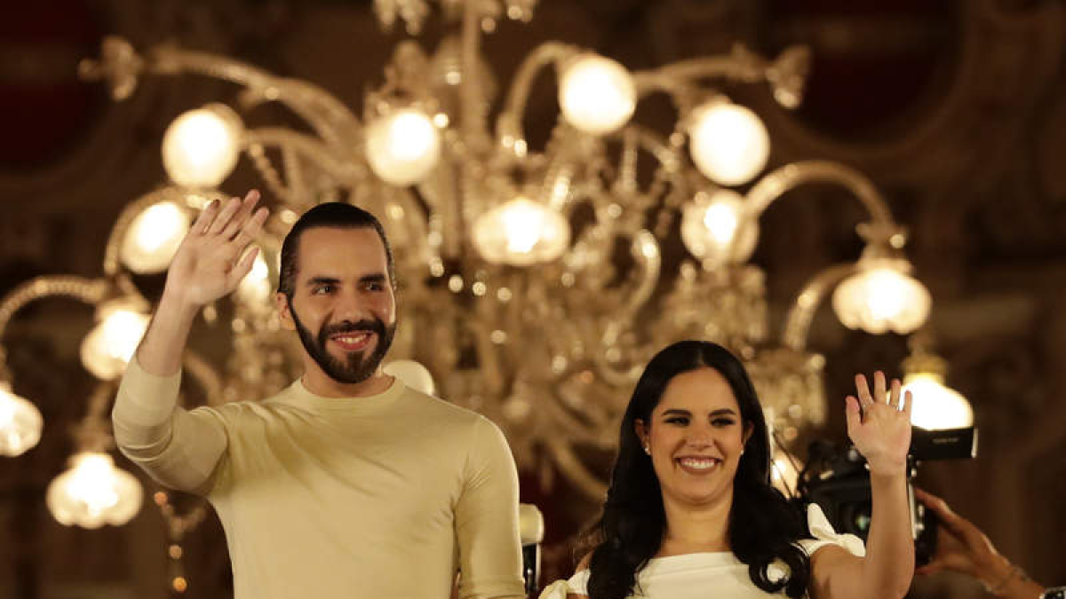 El presidente de El Salvador, Nayib Bukele, junto a su esposa Gabriela Rodríguez de Bukele ayer. BIENVENIDO VELASCO