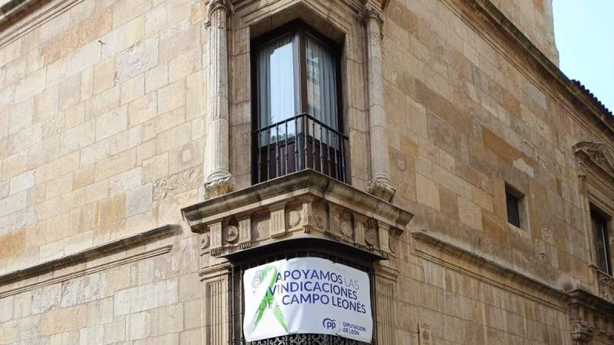 Cartel de apoyo del PP de la Diputación de León.  DL