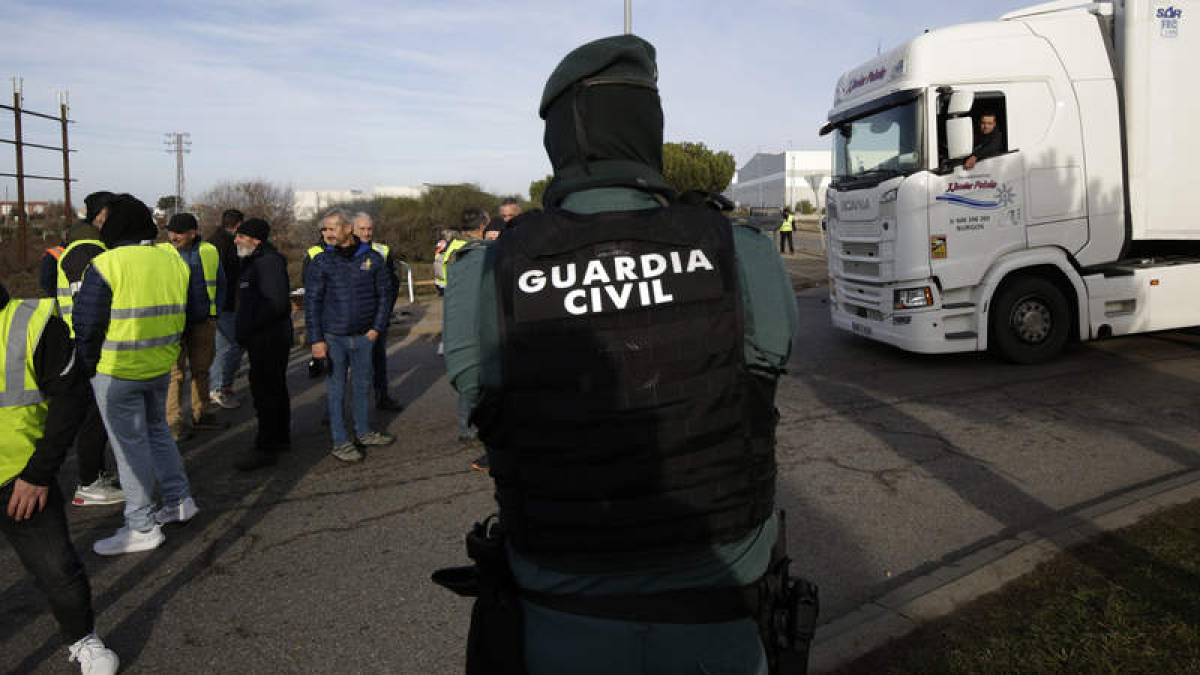 Los cortes hoy en León se centraron en los accesos al Polígono Industrial de Villadangos. FERNANDO OTERO