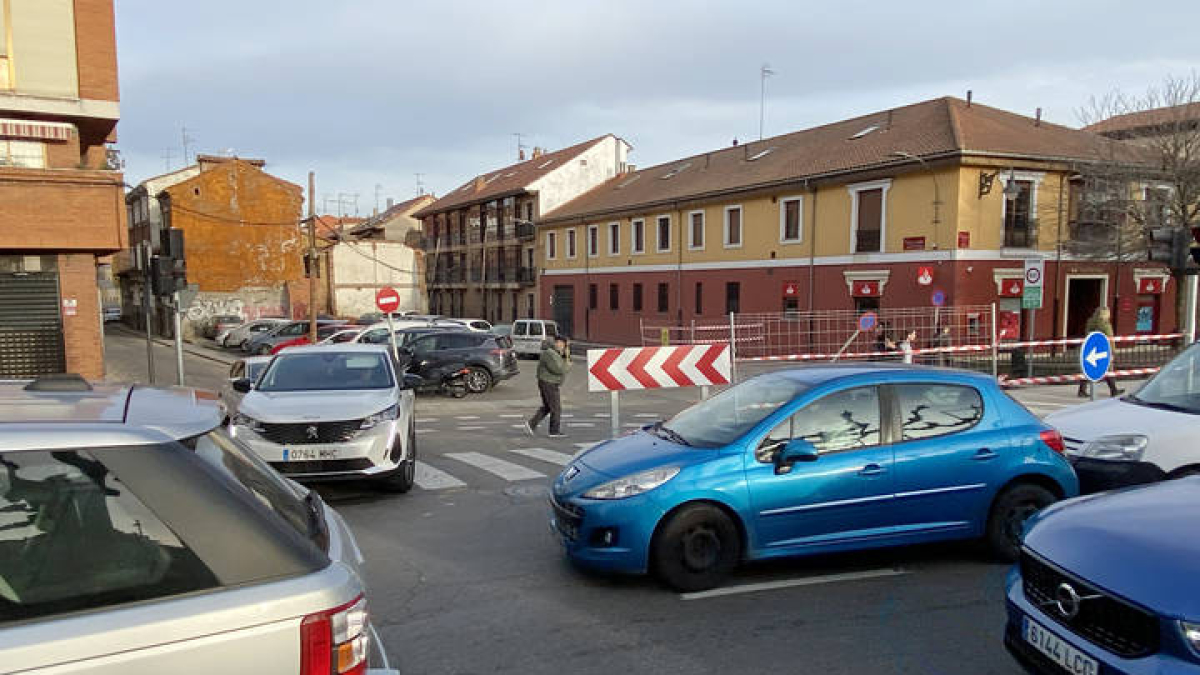 Aspecto que presentaba ayer la calle Alfonso el Justiciero con las obras.