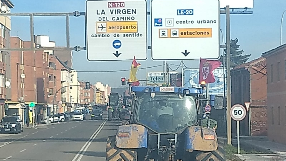 Los tractores se acercan a la capital leonesa. La movilización atraviesa La Virgen del Camino
