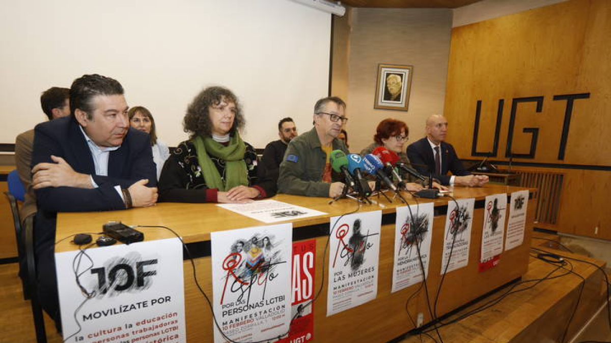 Luis Mariano Santos, Ana Gaitero, Enrique Reguero, María José Carbajo y José Antonio Diez, en la presentación en UGT de la manifestación en Valladolid.