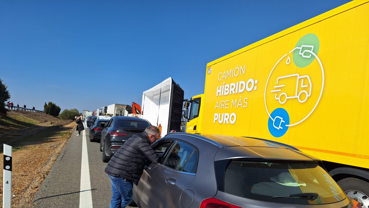 El campo estalla con una nueva tractorada que ha colapsado las carreteras de León.