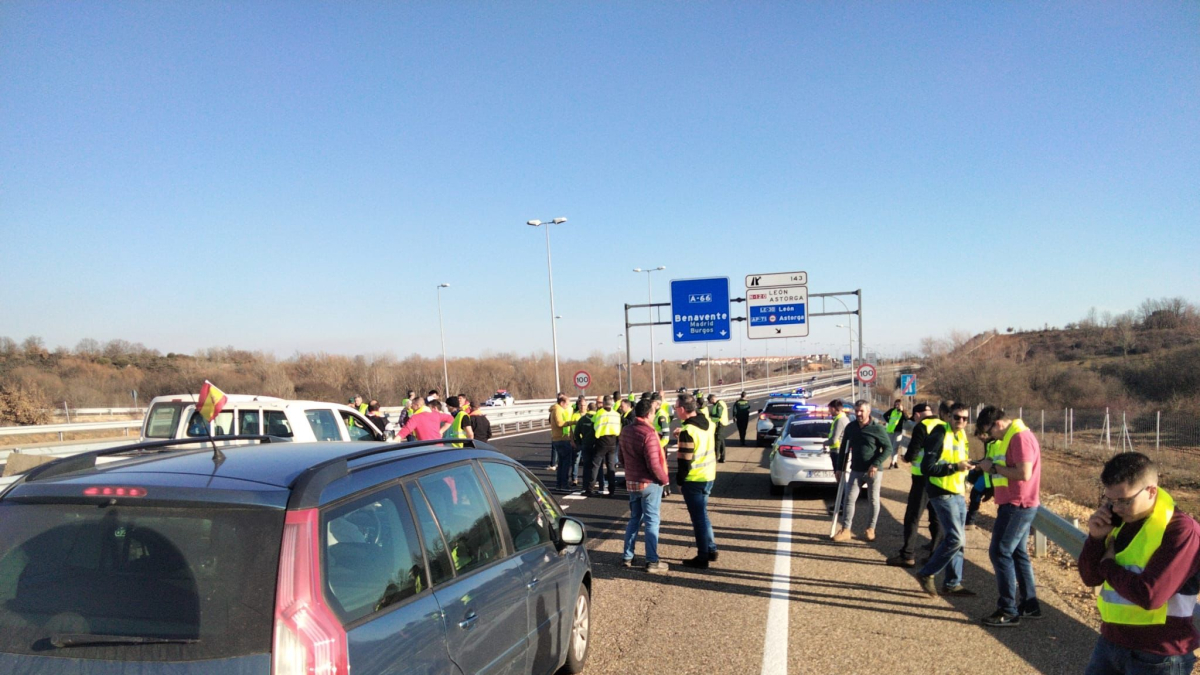 Los agricultores han cortado la A-66.