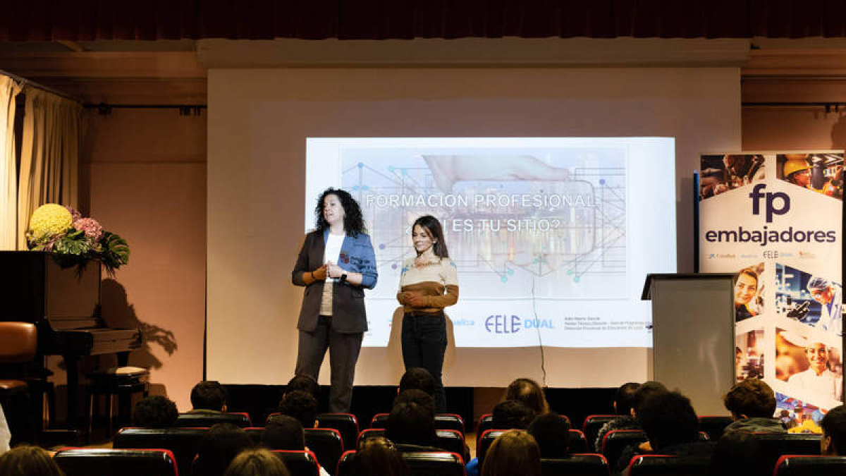 Un momento de la charla en el Sánchez Albornoz. DL