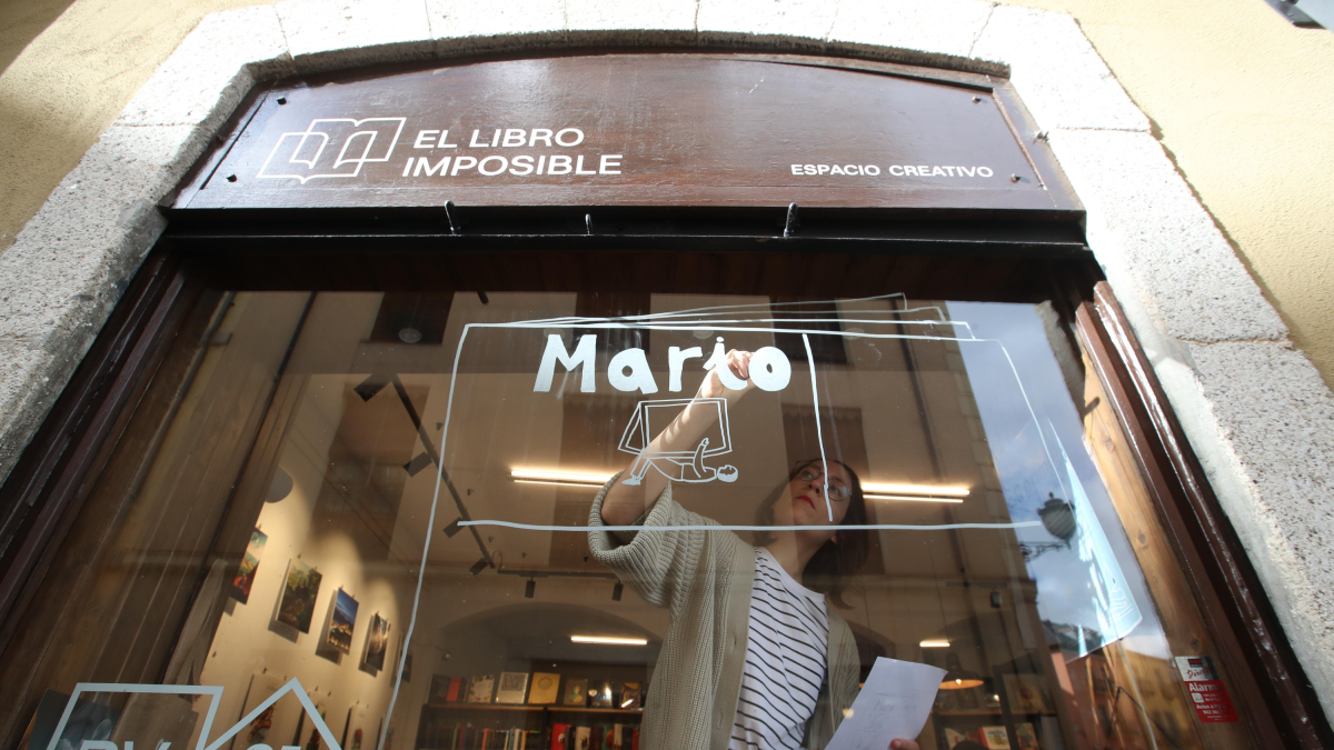 Ventanal de la librería El Libro Imposible de Ponferrada
