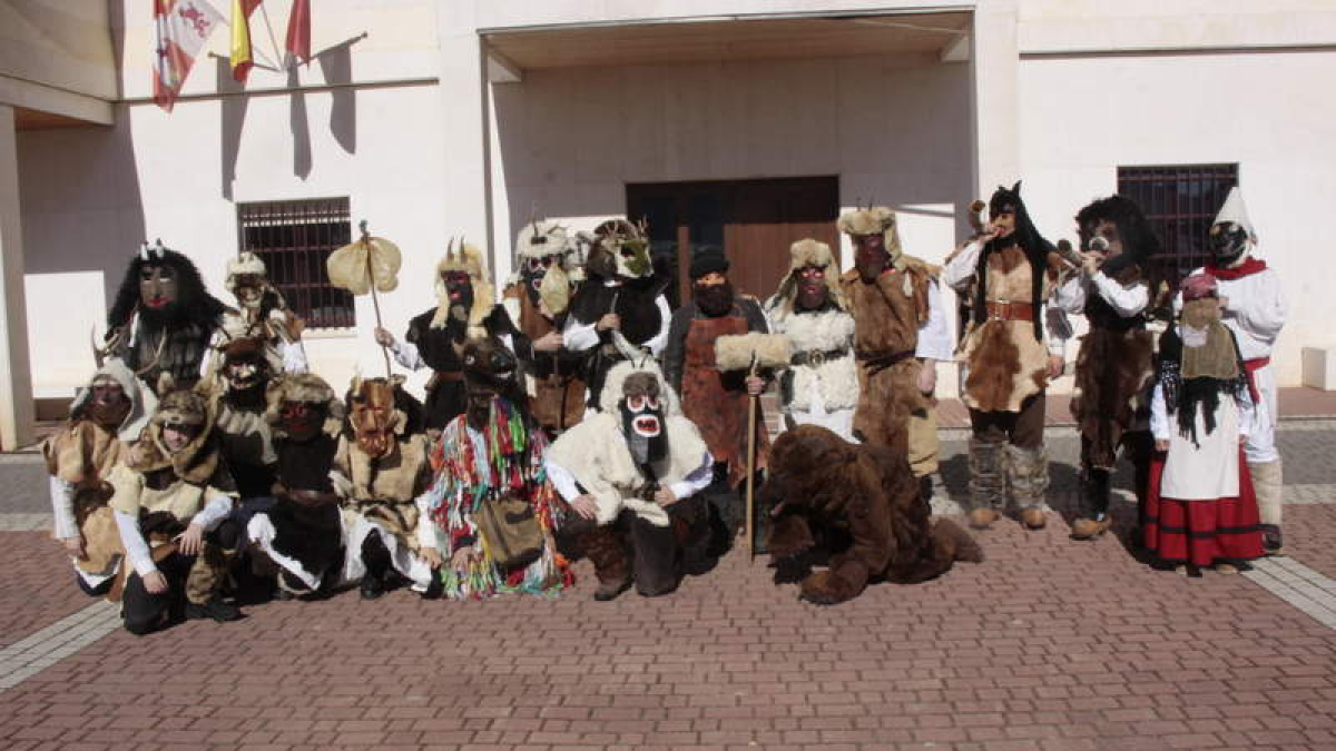 Componentes del grupo de personas que desfilan en el Antruido de Riaño. CAMPOS