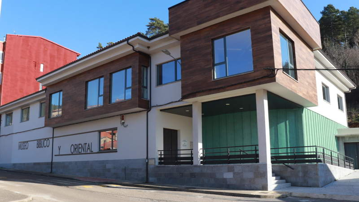 Edificio de la antigua casa de cultura que pasara a ser utilizado por el IBO de Cistierna. CAMPOS