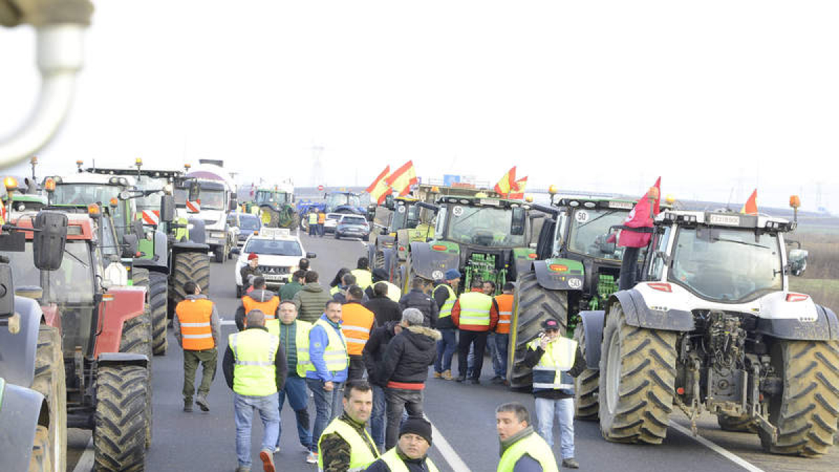 Agricultores de camino a León en la N-601. ACACIO