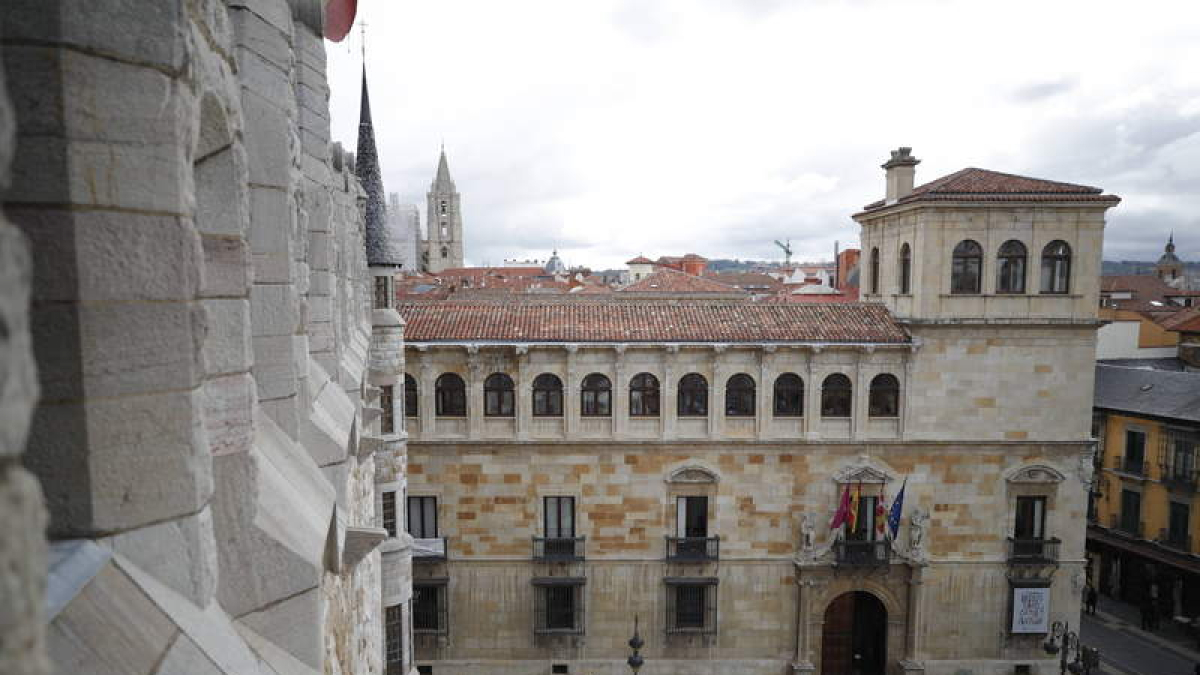 Vista del Palacio de los Guzmanes. RAMIRO