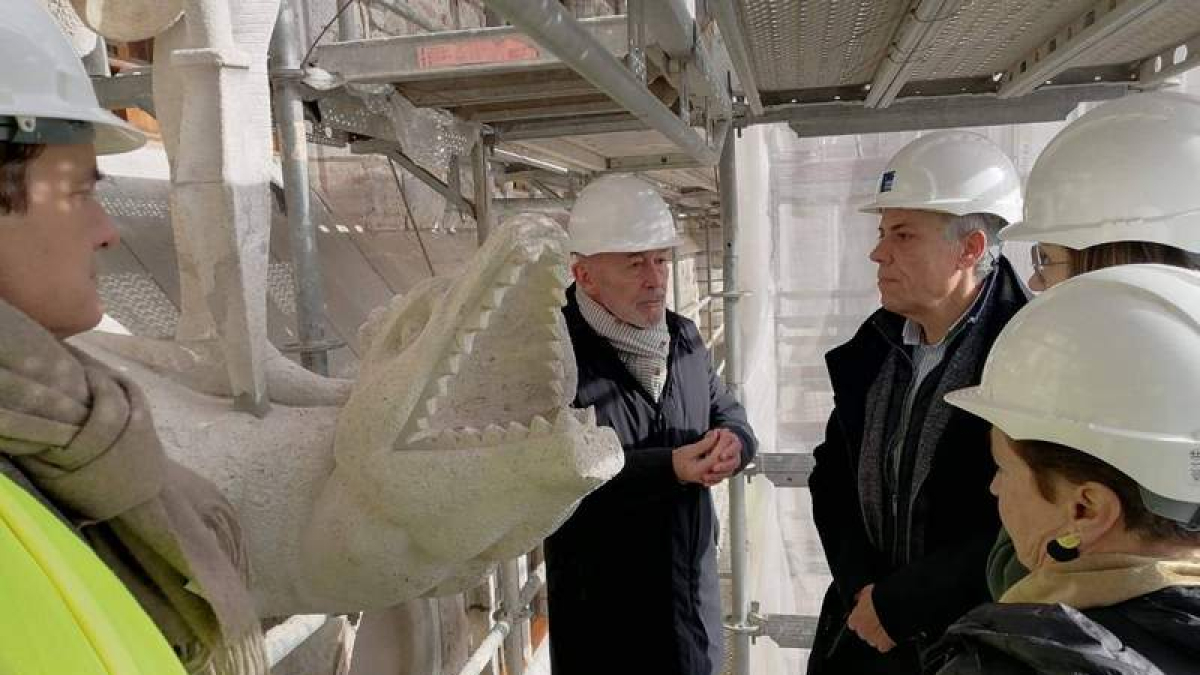 La visita sirvió para ver de cerca el dragón de la estatua de San Jorge. DL