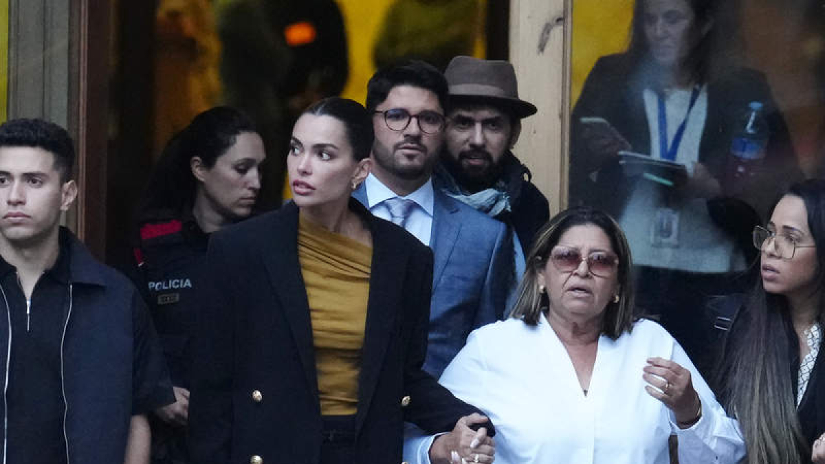 La mujer y la madre de Alves, a la salida de los juzgados. FONTCUBERTA