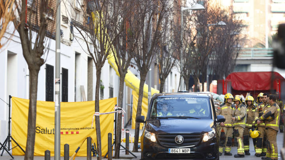 Los Bomberos de la Generalitat han hallado tres cadáveres bajo los escombros del edificio de Badalona (Barcelona)