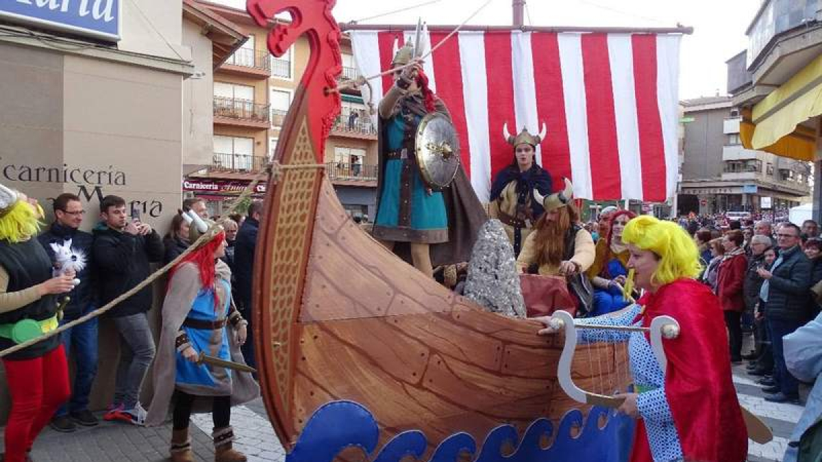 El Carnaval de Valencia de Don Juan consigue congregar cada año a un buen número de lugareños y visitantes dispuestos a disfrutar de la cita. DL