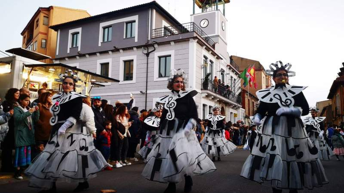 Imagen del desfile organizado por las calles de La Robla el año pasado. DL