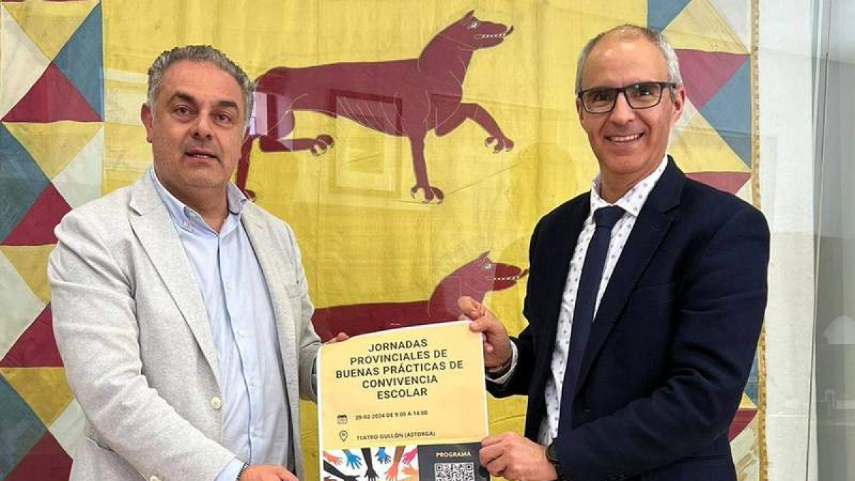 El alcalde de Astorga con el director provincial de Educación. DL