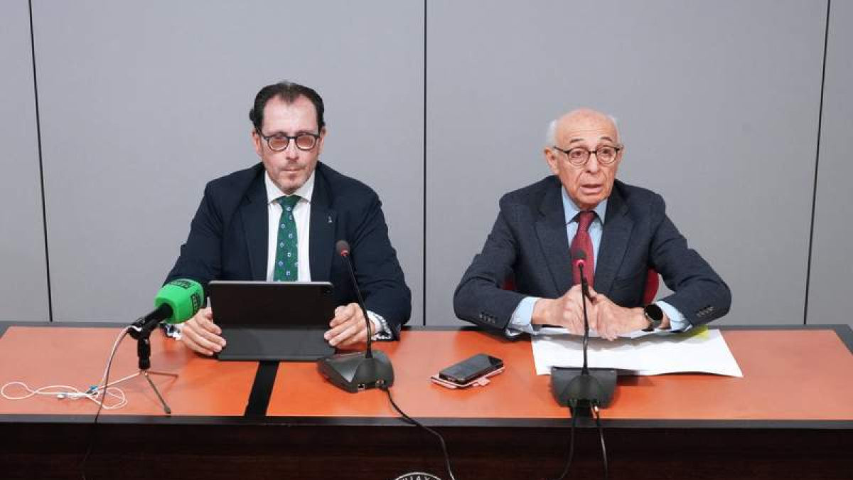 El presidente del Cermi de CyL, Juan Pérez, y el delegado de la ONCE en Castilla y León, Ismael Pérez.  MIRIAM CHACÓN