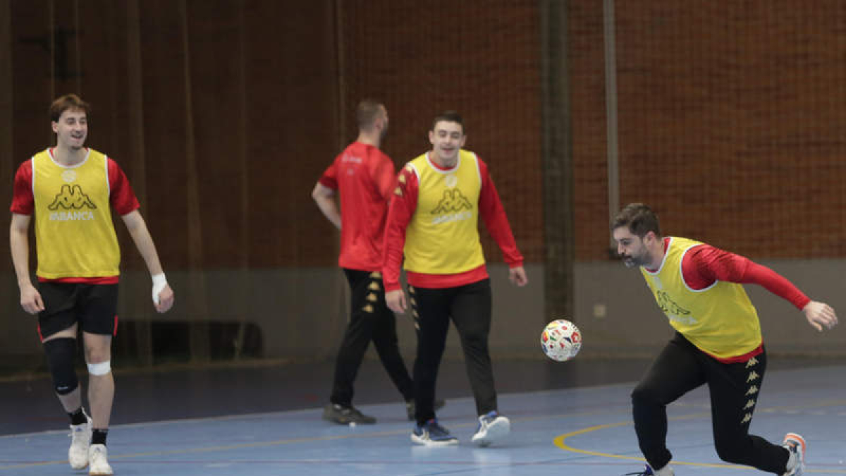 El Abanca Ademar lleva lo que va de temporada sin entrenarse en el Palacio de Deportes.  FERNANDO OTERO