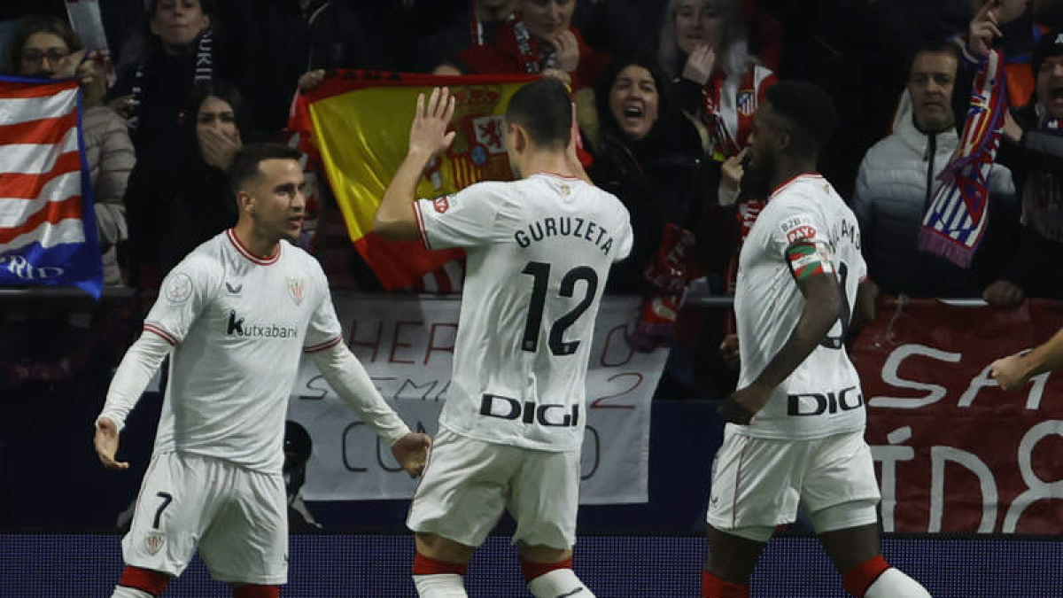 Guruzeta e Iñaki Williams felicitan a Berenguer tras anotar este el 0-1 de penalti. JUANJO MARTÍN