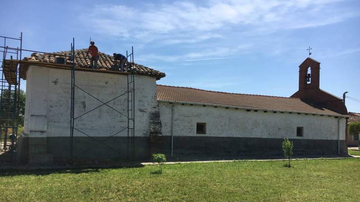 La ermita de Bercianos requiere una rápida intervención que han promovido los vecinos.