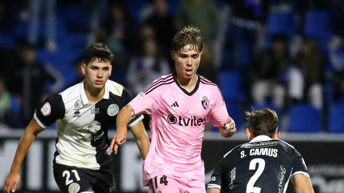 Cerdà trata de irse de Camus en el partido de la primera vuelta, que ganó 0-1 la Deportiva. L. DE LA MATA