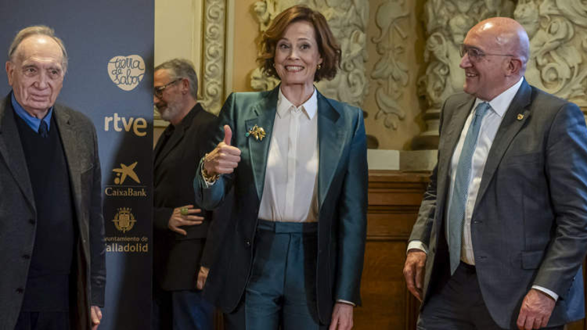 El presidente de la Academia de Cine, Fernando Méndez-Leite, Sigourney Weaver y Jesús Julio Carnero, ayer en Valladolid.  R. GARCÍA