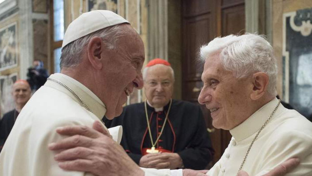 El papa Francisco I y Benedicto XVI.