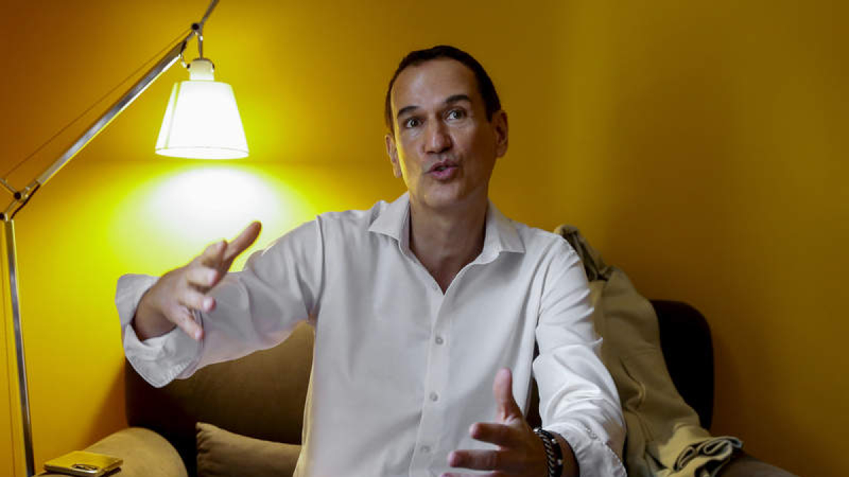 El superventas Roberto Santiago participa en el proyecto.