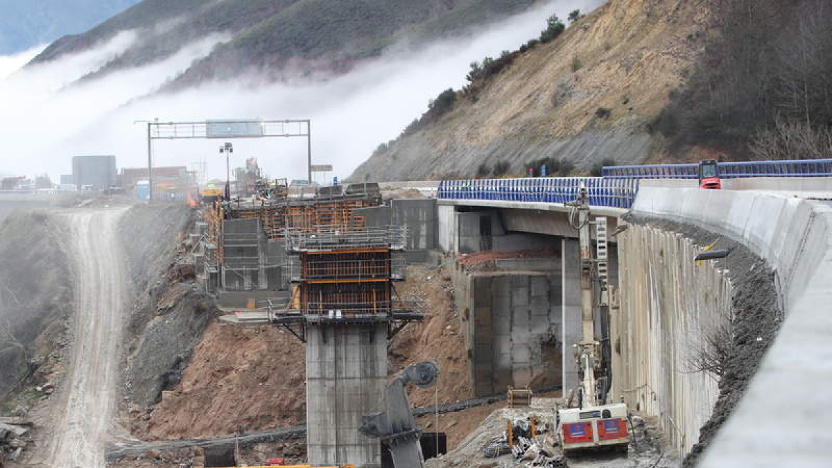 Imagen del viaducto del Castro, en la A-6, aún en obras durante este año. ANA F. BARREDO