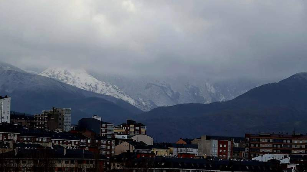 Las montañas del Morredero cubiertas de nieve y nubes, ayer vistas desde Ponferrada.  ANA F. BARREDO