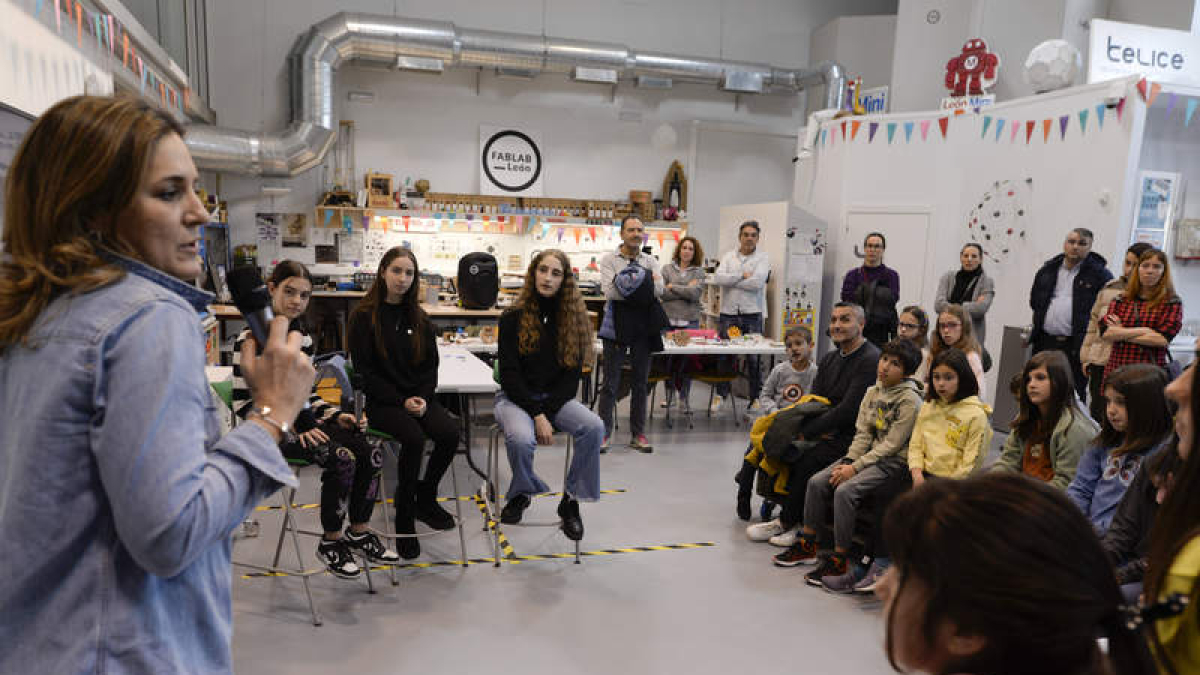 Encuetro con las familias en el FabLab en el acto de ayer. MARÍA FUENTES