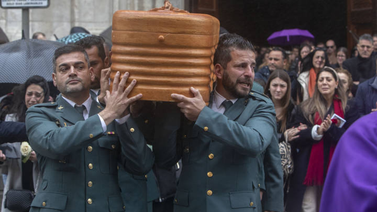 Llegada este viernes en la catedral de Cádiz del féretro con los restos de Miguel Ángel Gómez González, agente del grupo especial de actividades subacuáticas de la Guardia Civil fallecido este viernes en Barbate (Cádiz) al ser arrollado por una narco lancha en el puerto de Barbate.