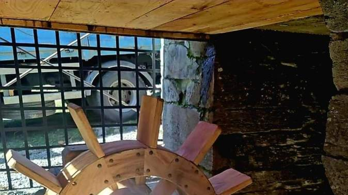 El disco o rueda motriz que con el agua mueve el martillo.  DL