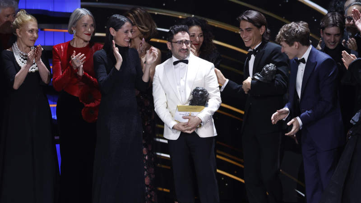 J. A. Bayona, tras recibir el premio a mejor película por ‘La sociedad de la nieve’.  CHEMA MOYA