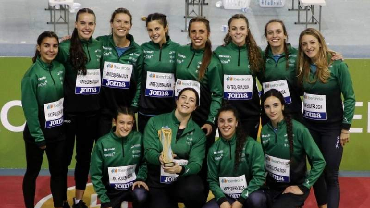 Blanca Fernández, tercera por la derecha de pie, junto a sus compañeras del Playas. RFEA/MIGUÉLEZ TEAM