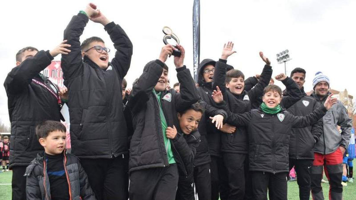 El Atlético Pinilla conquistó el campeonato plata. Á. QUIÑONES