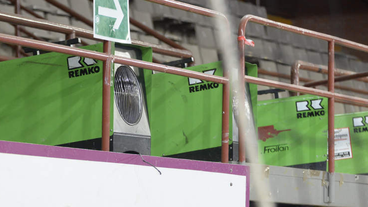 La sensación dentro del Palacio de Deportes fue gélida pese a los cañones instalados.  MARÍA FUENTES
