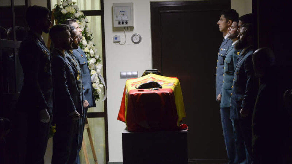 El féretro, ayer en el tanatorio de Nogarejas, custodiado por varios miembros de la Guardia Civil. MARÍA FUENTES