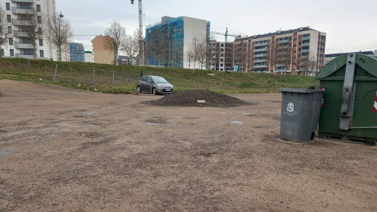Parcela que sirve de aparcamiento en La Palomera.