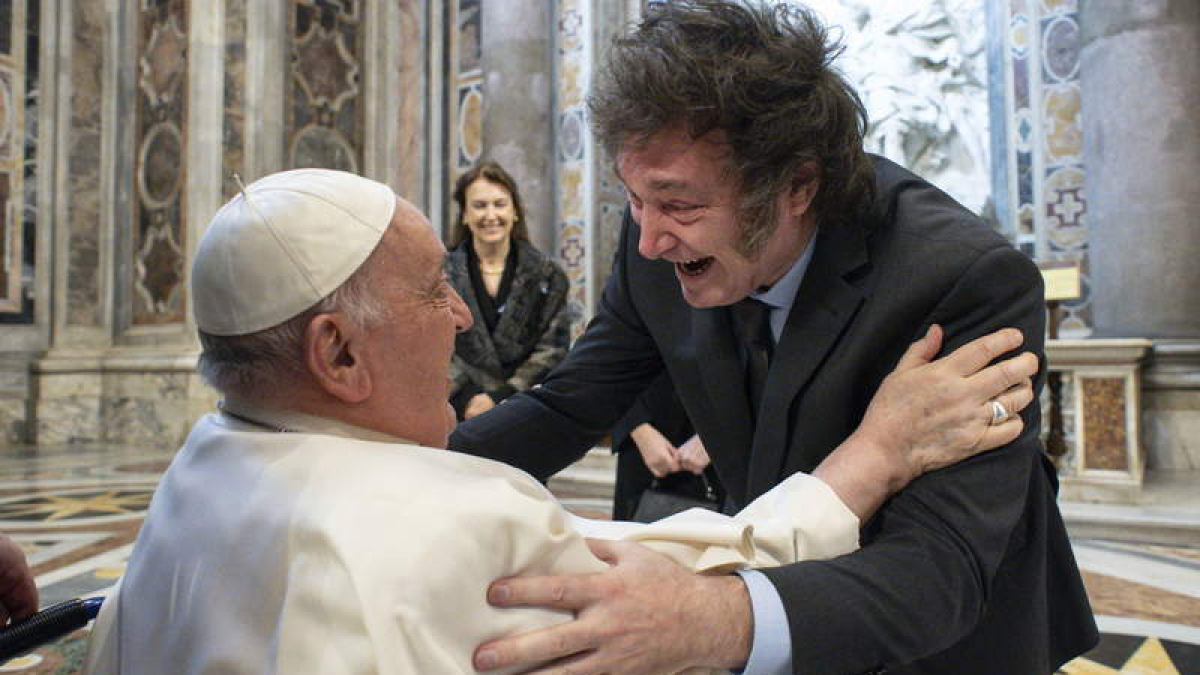 El papa Francisco saluda al presidente de Argentina, Javier Milei, ayer en San Pedro.