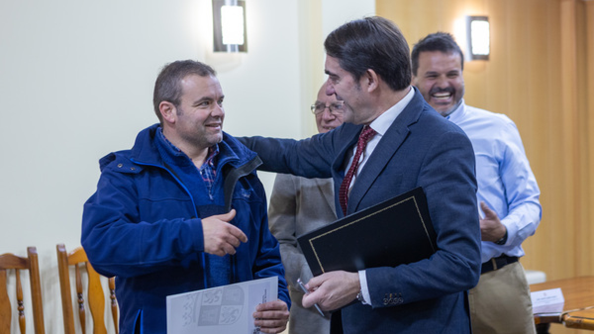 El consejero de Medio Ambiente, Vivienda y Ordenación del Territorio, Juan Carlos Suárez Quiñones,firma el protocolo de adhesión de varios ayuntamientos al programa 'Rehabitare.