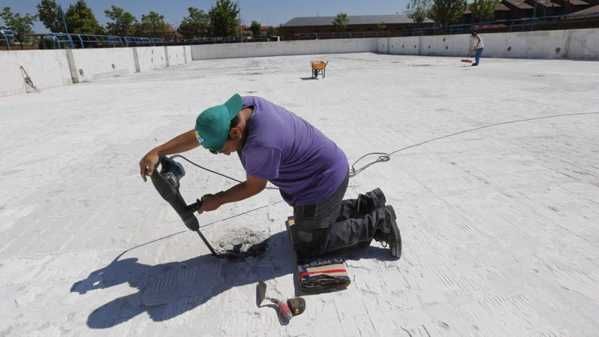 Una de las últimas grandes reparaciones del vaso de la piscina de San Andrés del Rabanedo se produjo en 2015.  J.F.S.